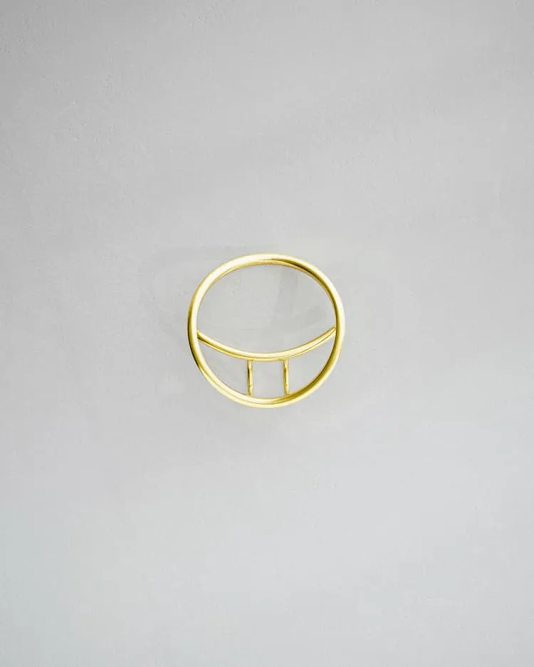 Circular ear-cuff in gold